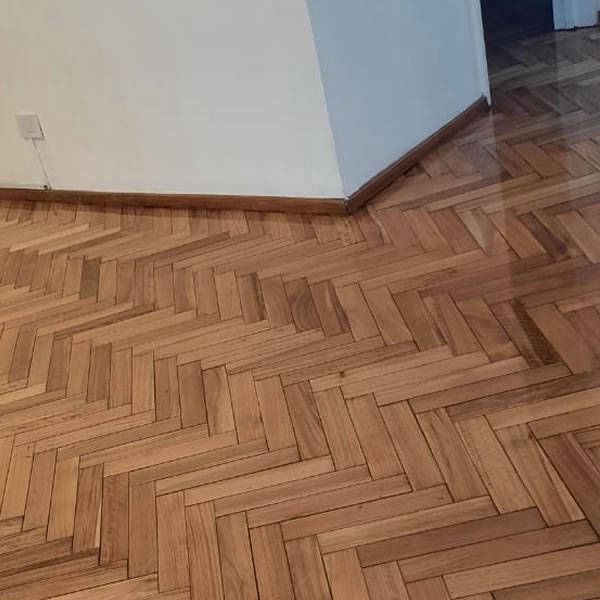 HIDROLAQUEADO DE PISOS DE MADERA